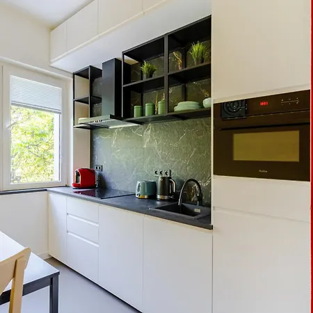 Hoza Str Close To Everything 바르샤바